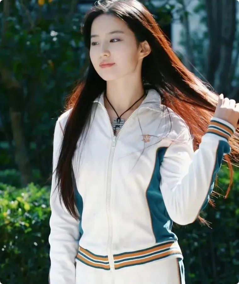 刘亦菲翻版?女大学生颜值爆表,广告邀约不断