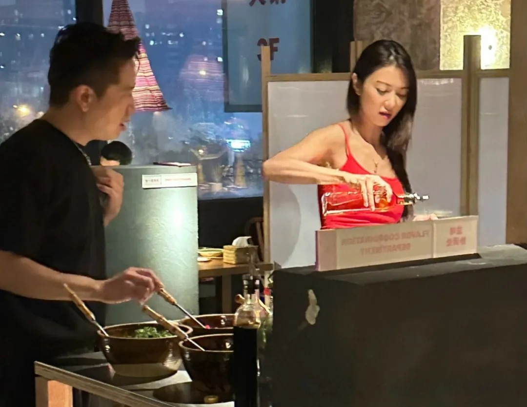 薛凯琪火锅偶遇：红背心展露火辣身材，43岁似少女