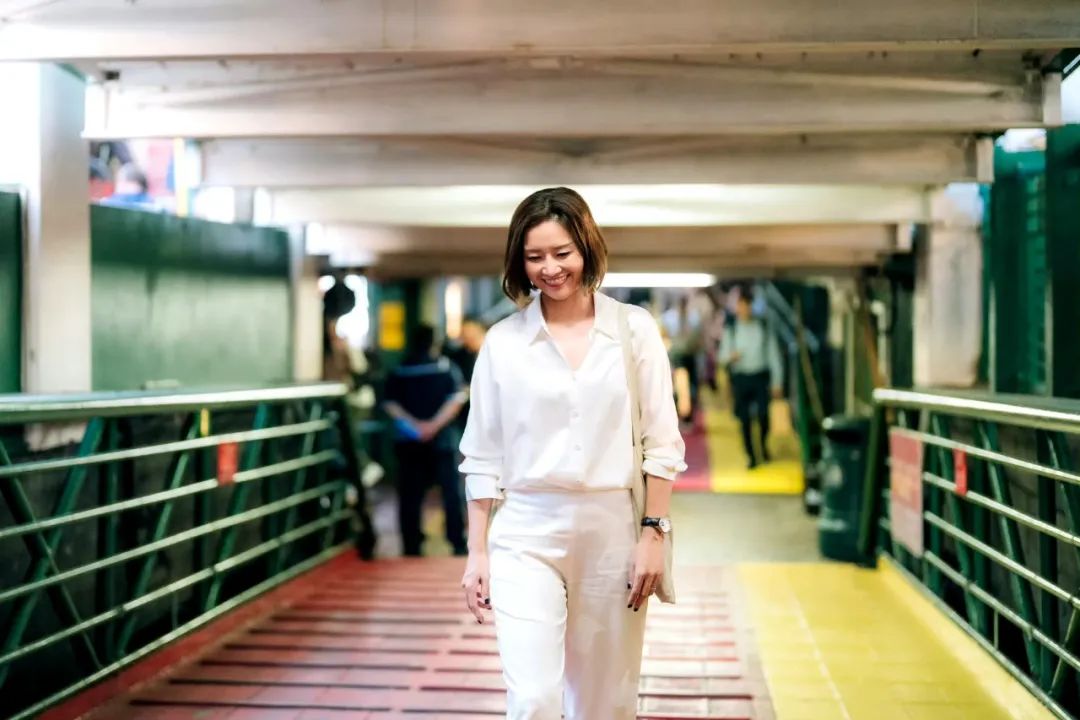 李娜退役后风采依旧，V领衬衫彰显女神气质