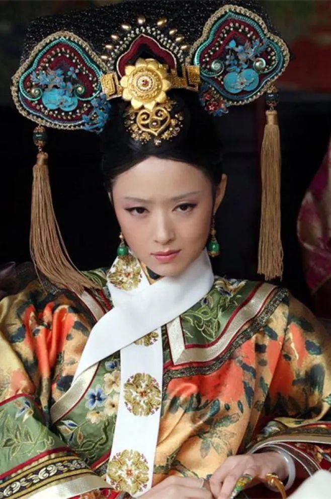 41岁蒋欣惊艳瘦身，巴掌脸搭配长腿魅力无限