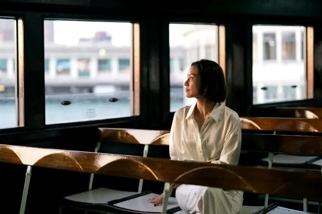 李娜退役后风采依旧，V领衬衫彰显女神气质