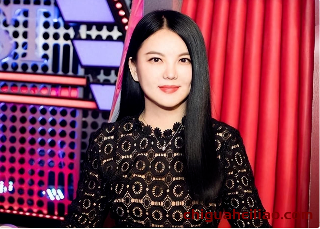 48岁李湘风采依旧,黑色吊带西装显年轻