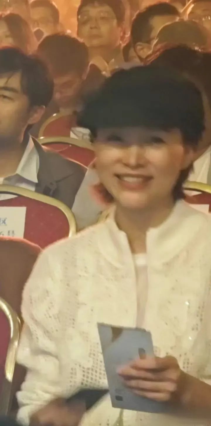 董卿与子亮相刘谦演出,母子风采惊艳全场