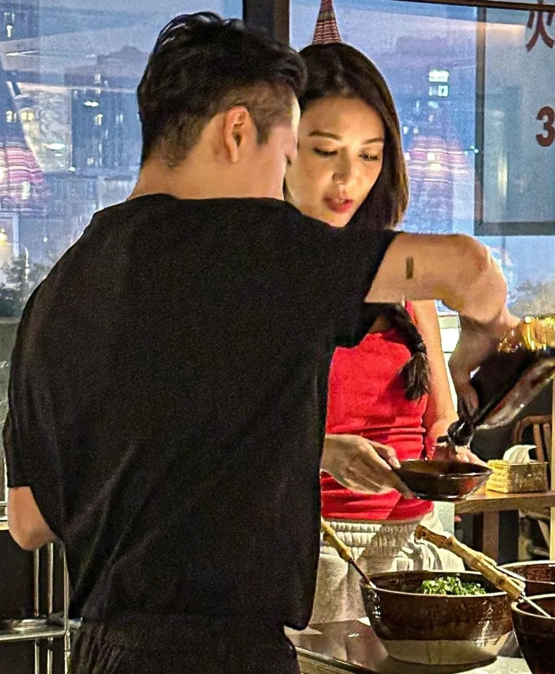 薛凯琪火锅偶遇：红背心展露火辣身材，43岁似少女