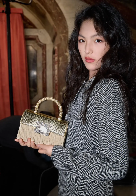 48岁李湘风采依旧，黑色吊带西装显年轻